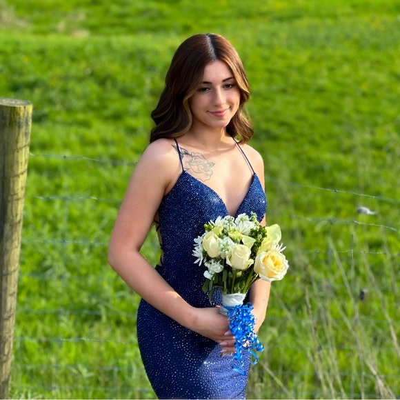 Lavish prom dress - Picture 2 of 6